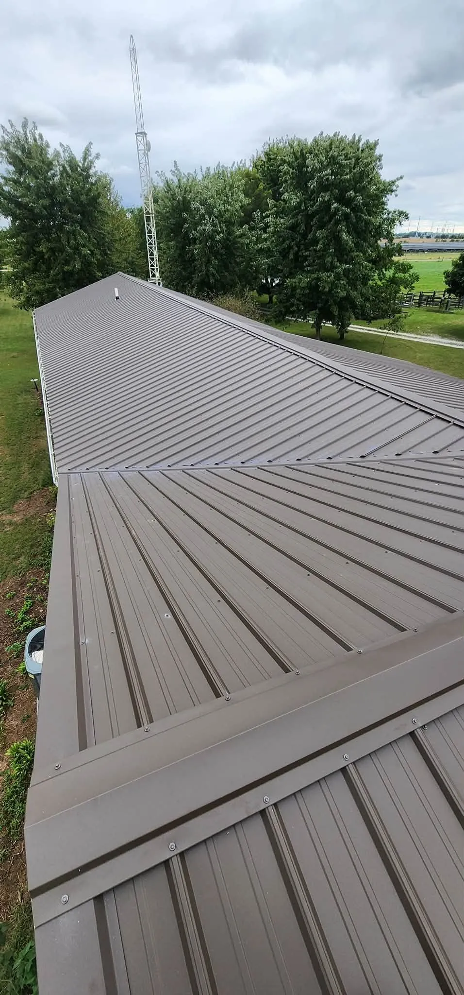 Close view of the panels meeting at a hip, showing the ribs, the screw lines, and the crinkle finish