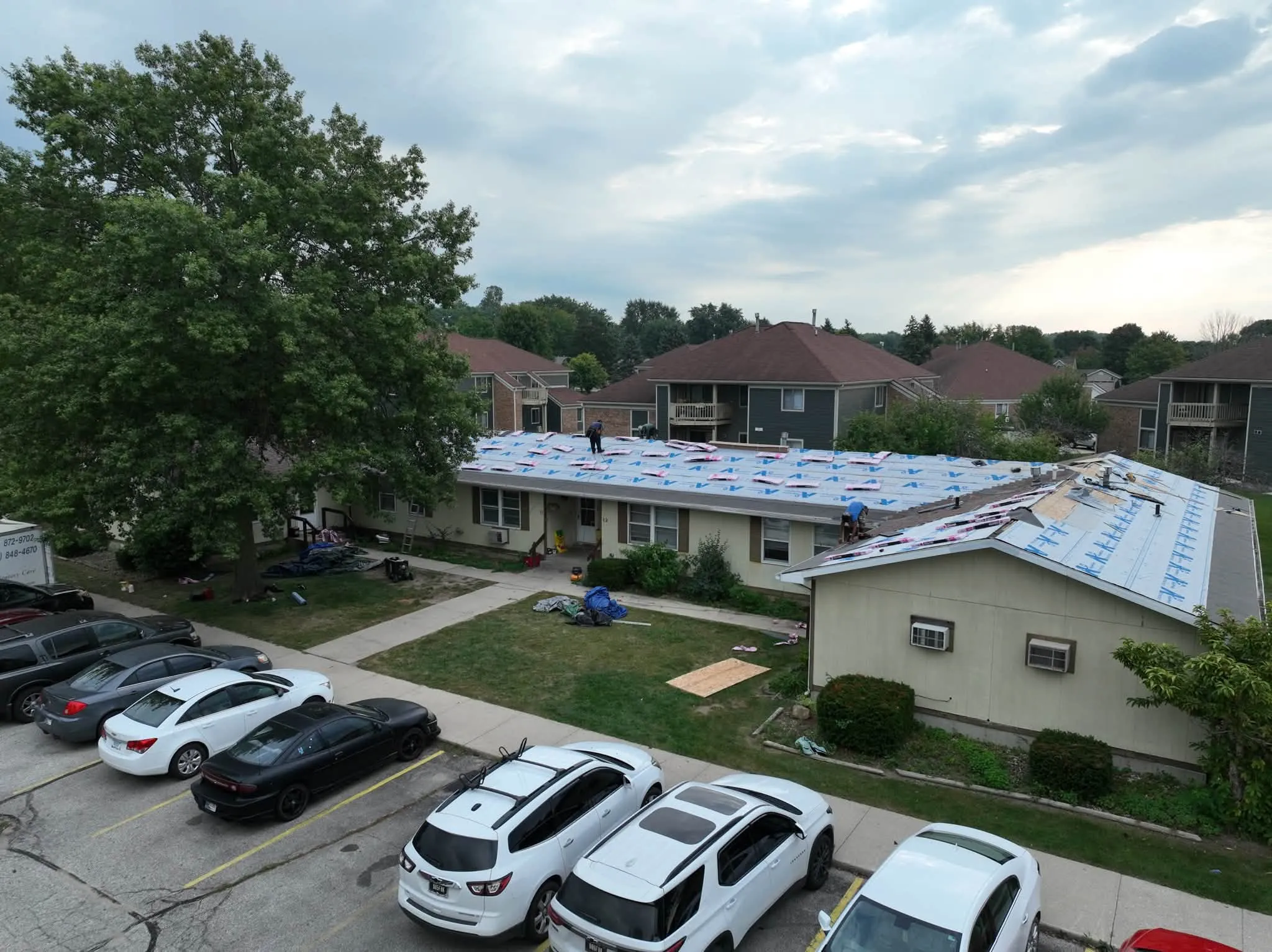 A building torn off and in underlayment, seen from above the parking lot